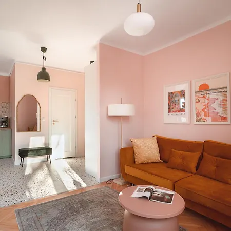 Apartment Charming One-bedroom With Functional Interiors By Renters